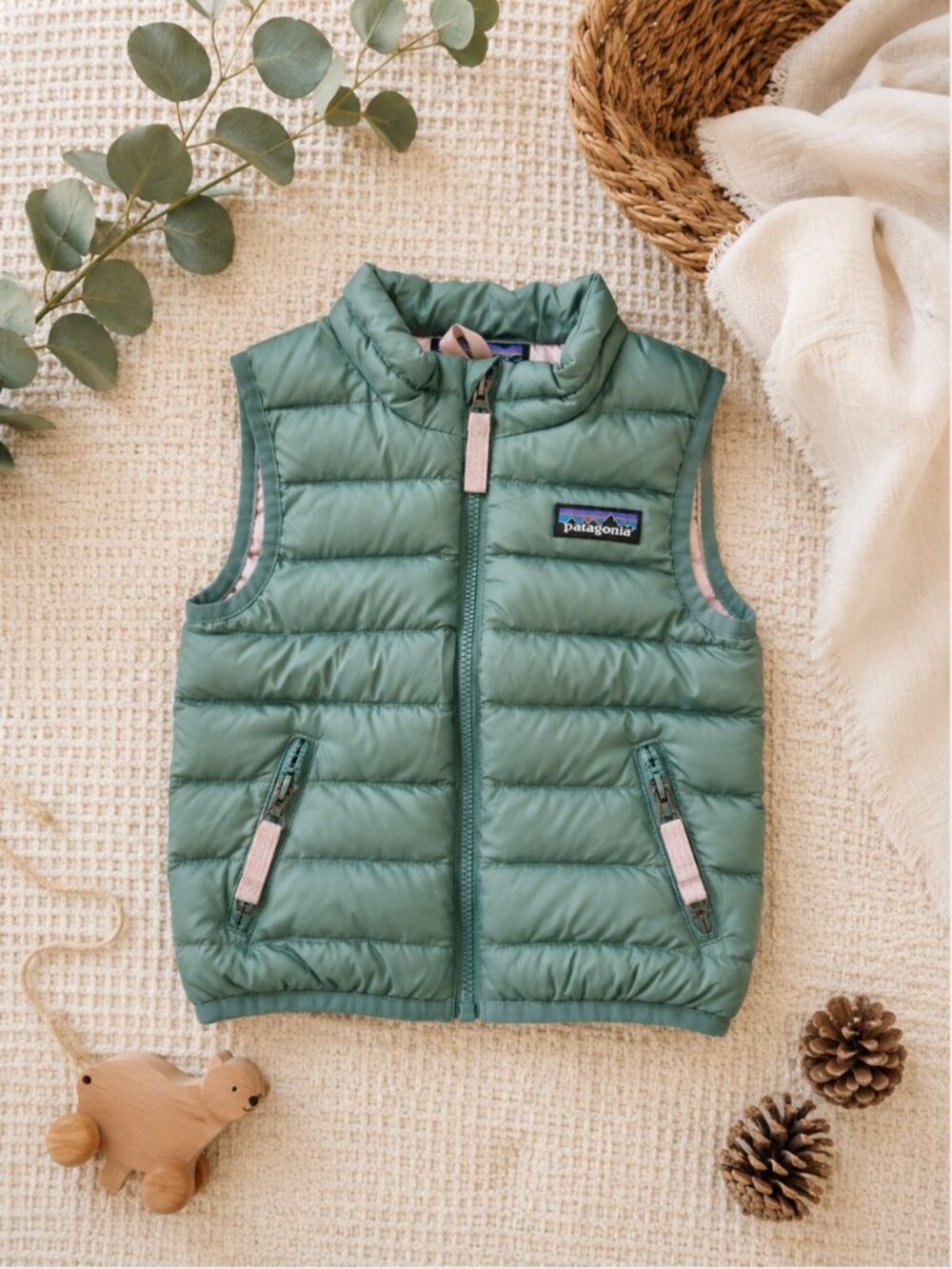 Patagonia Quilted Puffer Vest in Green with soft rose Lining